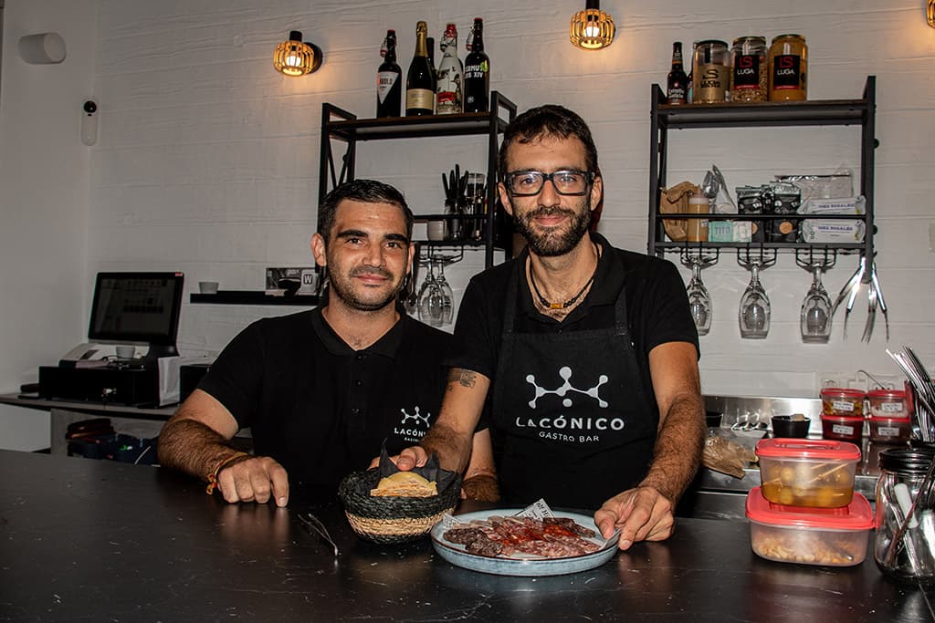 El equipo de Lacónico detrás de la barra