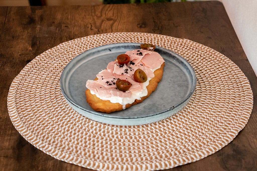 TOSTA DE LACÓN CON STRACCIATELLA DE BURRATA