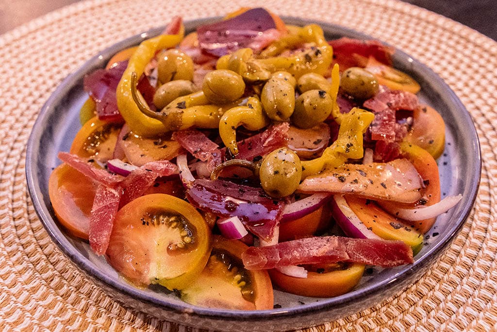 TOMATE TRINCHADO CON SALAZONES